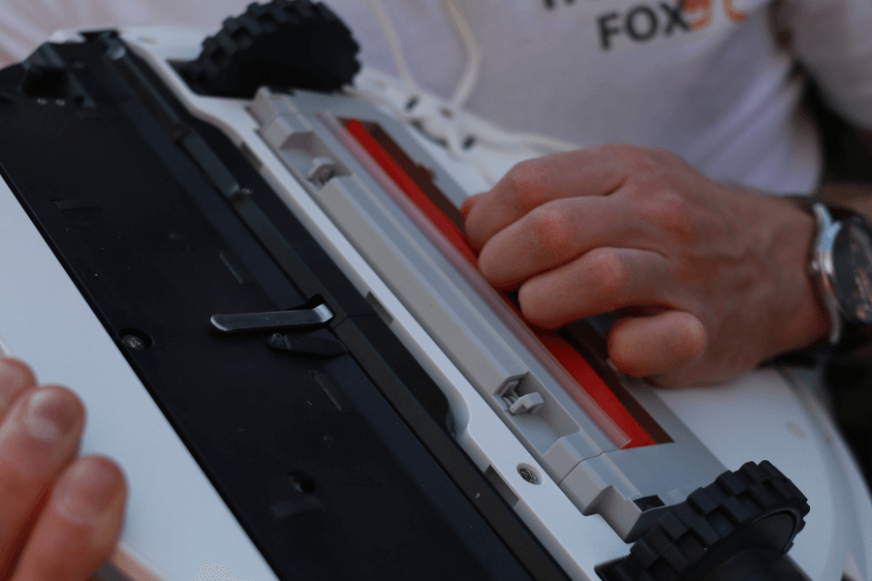 Главная щетка Roborock S7 движется вперед и назад.